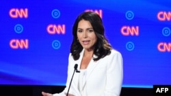 La congresista de Hawai Tulsi Gabbard criticó severamente a la senadora de California Kamala Harris (Foto: Jim Watson/AFP).