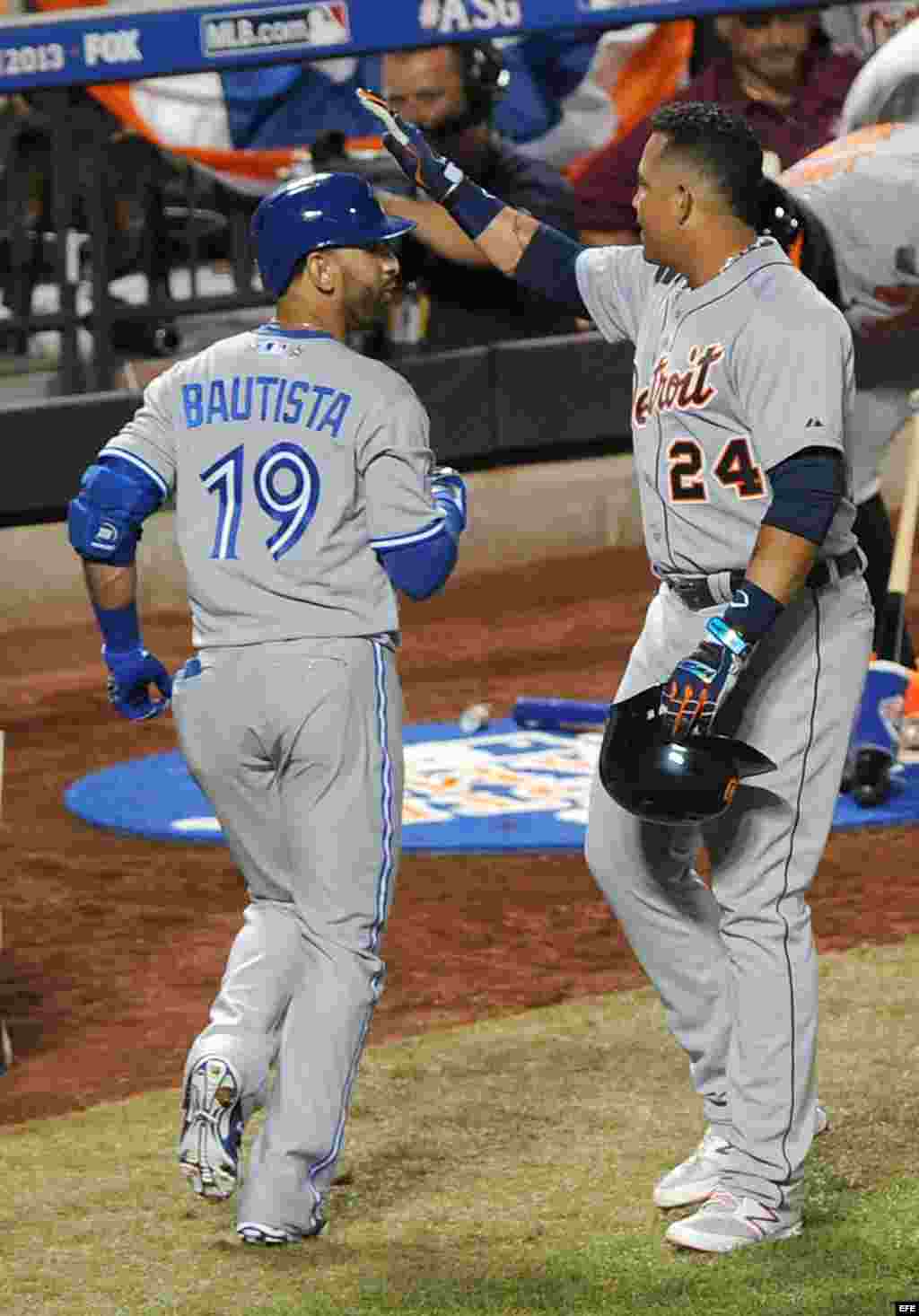  Miguel Cabrera (d) de los Tigres saluda tras anotar junto a José Bautista (i) de los Azulejos durante el Juego de las Estrellas. 