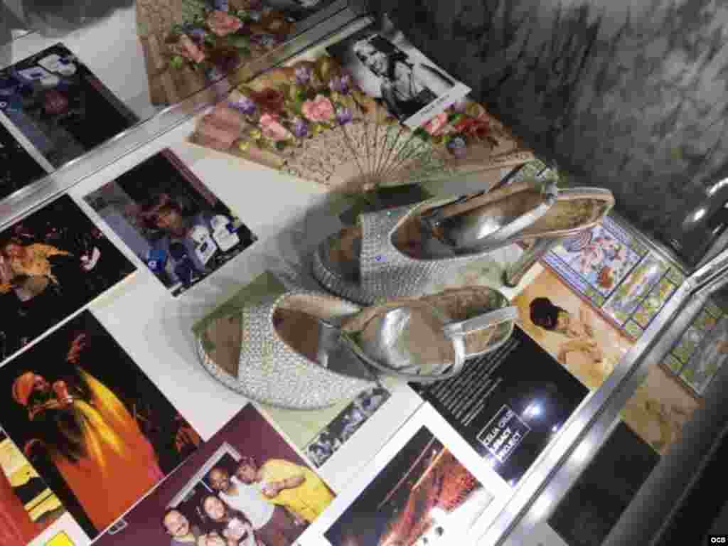 Los zapatos de la Reina de la Salsa, Celia Cruz, forman parte de la exhibición del Woodlawn. (Foto: Carmen María Rodríguez)