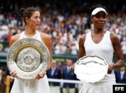 (i-e) Garbiñe Muguruza y Venus Williams.