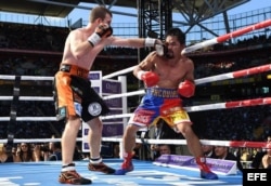 Jeff Horn conecta al rostro de Manny Pacquiao.