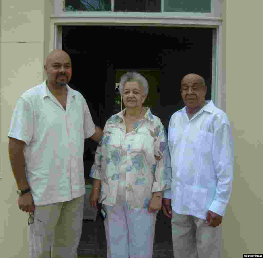 Elpidia y René Villarreal visitan la Finca Vigía con su hijo Raúl, en 2007. Rememoran una foto que tienen con Hemingway en el mismo lugar.