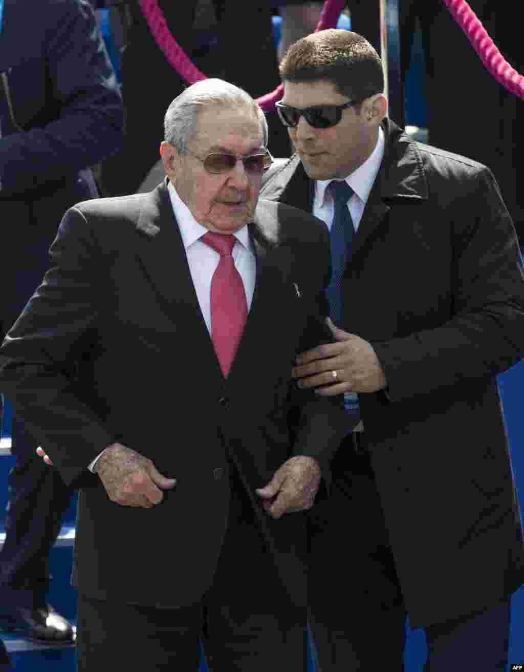 Raul Castro y su nieto y guardaespaldas Ra&#250;l Guillermo en Mosc&#250;. AFP PHOTO / POOL / ALEXANDER ZEMLIANICHENKO