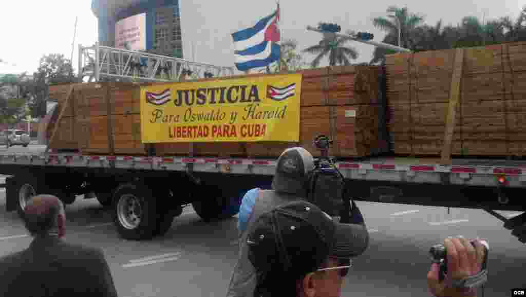 Protesta contra la bloguera Yoani Sánchez en Miami.