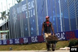 Un hombre trabaja en los jardines de Pabexpo, sede de la II Cumbre de la CELAC.