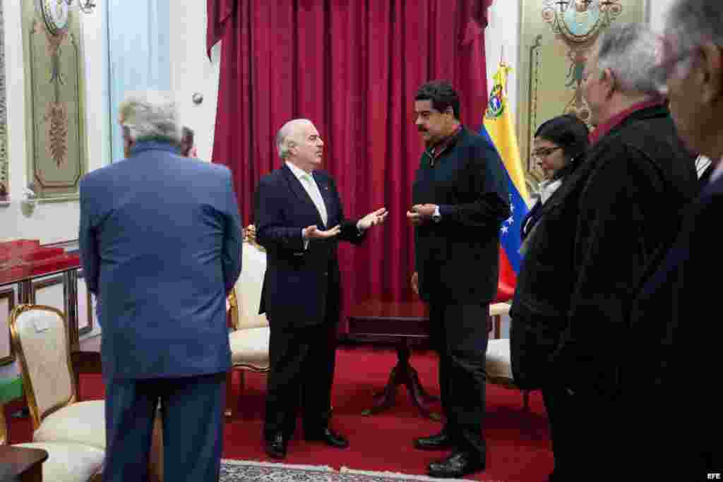 El expresidente de Colombia Andrés Pastrana (c-i) se reúne con el presidente de Venezuela Nicolás Maduro en el Palacio de Miraflores en la ciudad de Caracas.