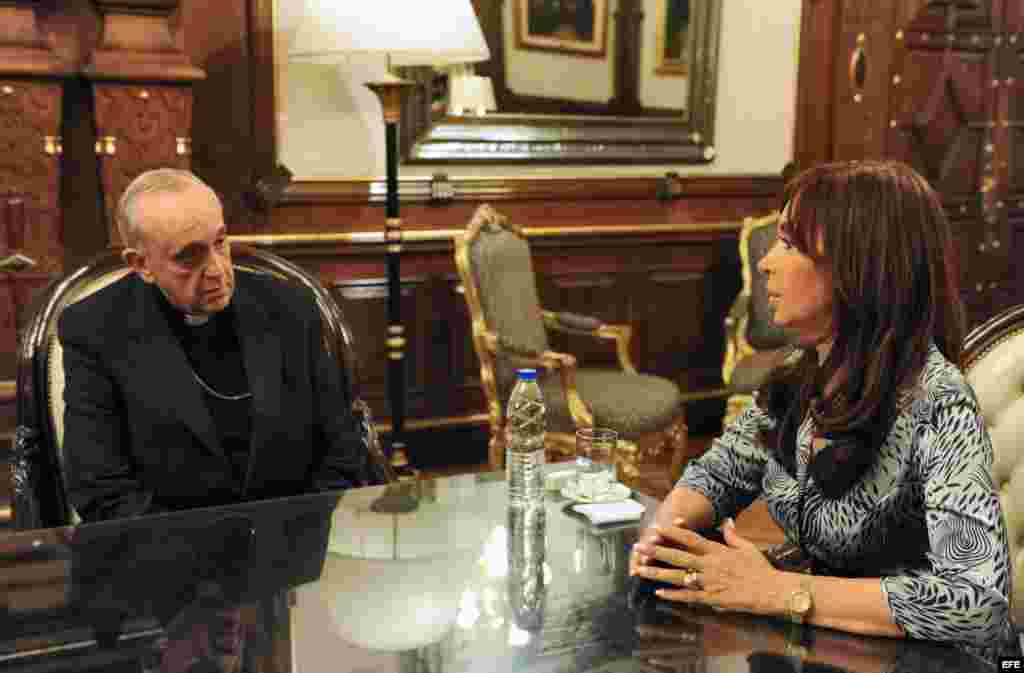 Arzobispo de Buenos Aires, Jorge Mario Bergoglio, junto a la presidenta de Argentina Cristina Fern&aacute;ndez