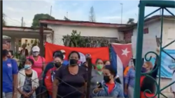 Acto de repudio de Saily González frente a su casa.