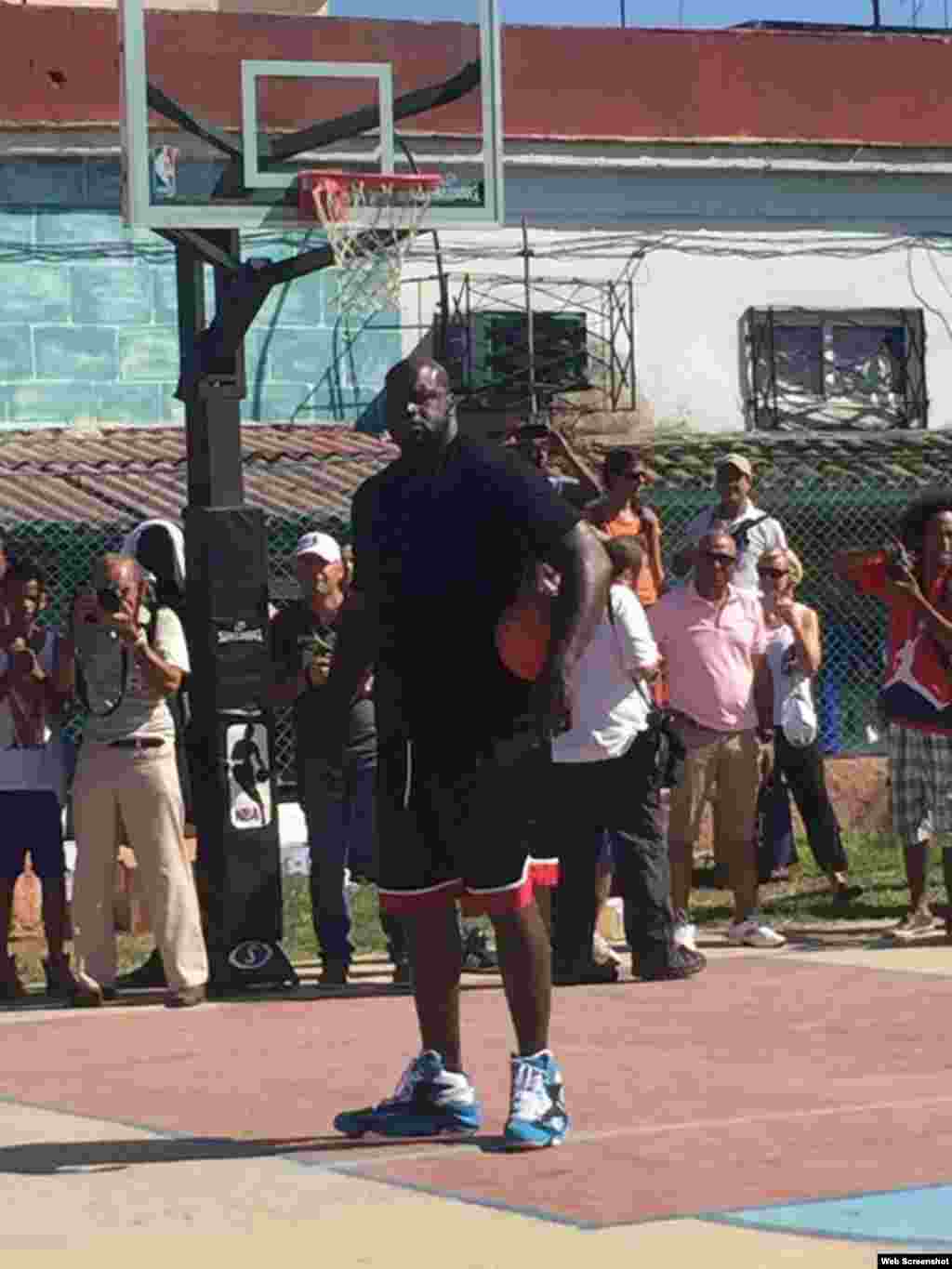 Shaquille O&#39;Neal entrena con el equipo juvenil de baloncesto en las canchas de 23 y B, en el barrio habanero del Vedado. Cortesía Vistar Magazine.