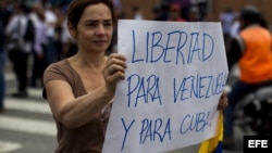 Estudiantes se manifiestan frente a la Embajada cubana en Caracas