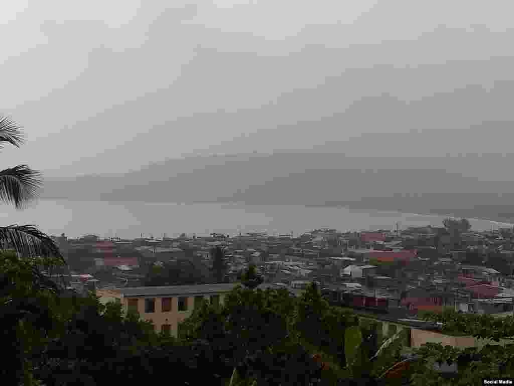 El polvo del Sahara visible sobre Baracoa. (Foto: Facebook Niubis Moreira)