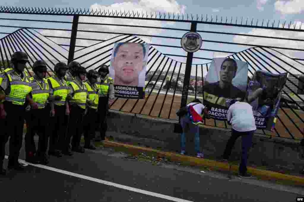 Un grupo de personas protesta contra el Gobierno de Nicolás Maduro hoy, martes 4 de marzo de 2014, en Caracas