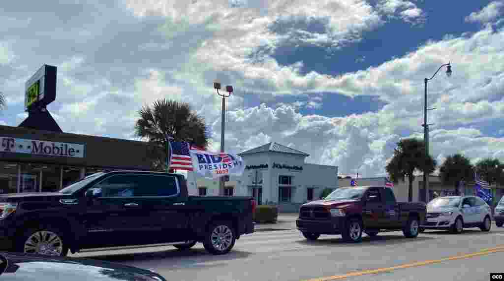 Partidarios del candidato dem&#243;crata Joe Biden desfilan por Miami.