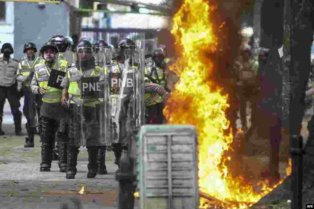 Agentes de la Policía Nacional Bolivariana (PNB) bloquean el paso de una marcha opositora el jueves 20 de abril de 2017, en Caracas (Venezuela).