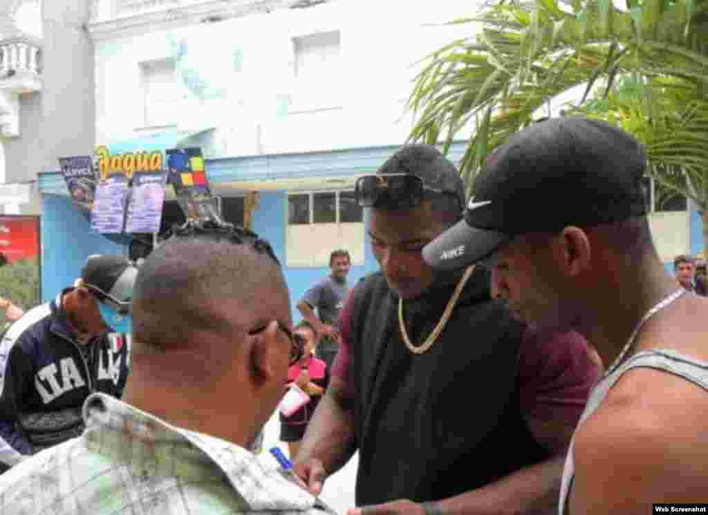 Yasiel Puig firmó autógrafos en el Boulevad de Cienfuegos.