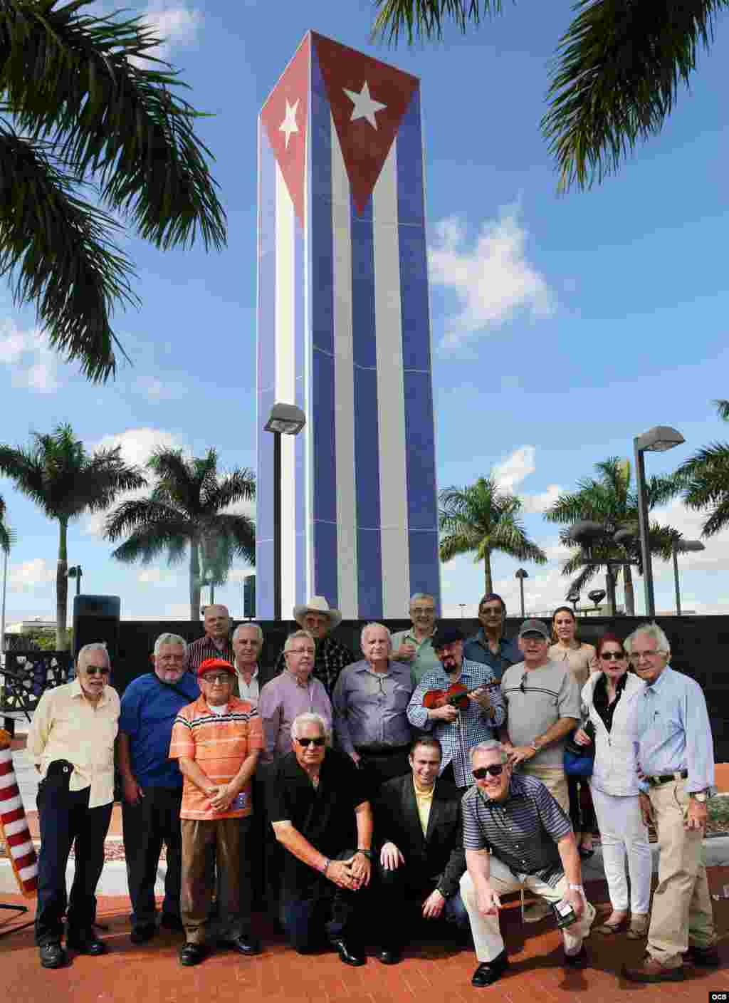 Asociación UMAP posa ante el Memorial Cubano en la Universidad Internacional de la Florida.