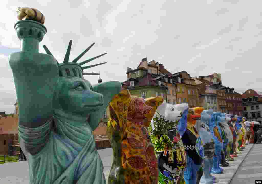 Vista de la exposición de 138 Osos Buddy del círculo "United Buddy Bears" en la plaza del Castillo de Varsovia, Polonia, en el 2008.