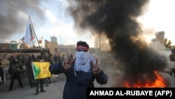 Un manifestante frente a la Embajada de EEUU en Bagdad (Foto: Ahmad Al-Rubaye/AFP)