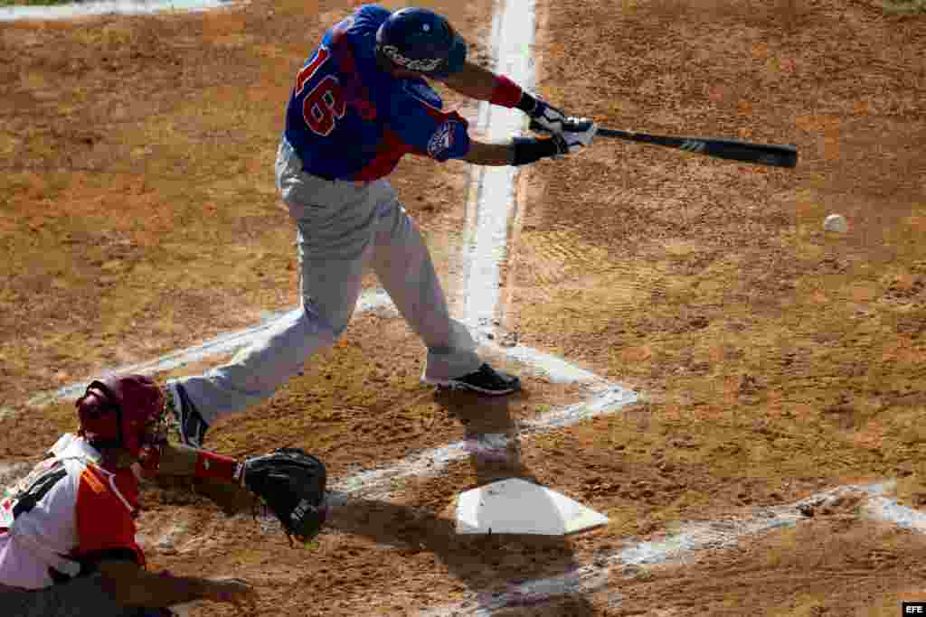 Julio Lugo, de Tigres del Licey de República Dominicana, batea una pelota hoy, lunes 3 de febrero de 2014, durante un partido contra Villa Clara de Cuba en el tercer día de la Serie del Caribe 2014, en el Estadio Nueva Esparta, en Margarita (Venezuela).