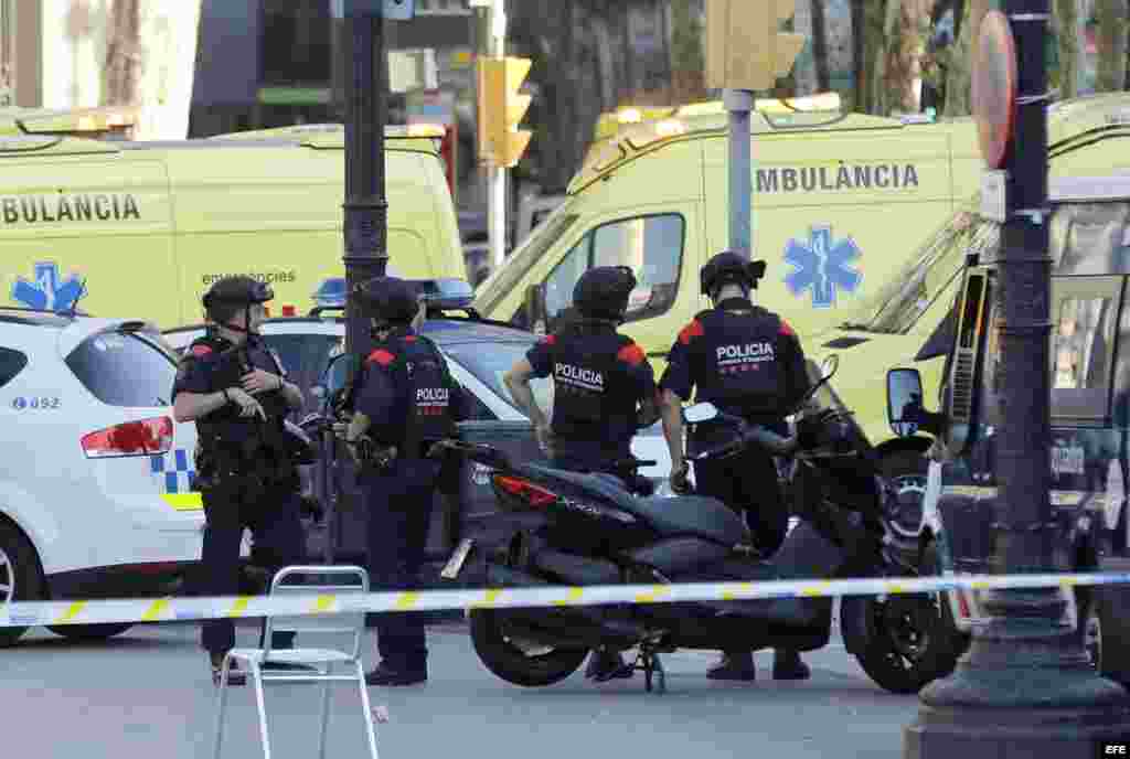 Efectivos policiales en el lugar en el que una furgoneta ha atropellado esta tarde a varios peatones que paseaban por las Ramblas de Barcelona.