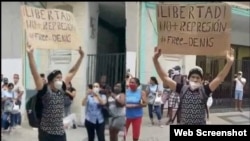 Luis Robles, manifestándose pacíficamente en Centro Habana poco antes de ser arrestado por la policía política cubana.