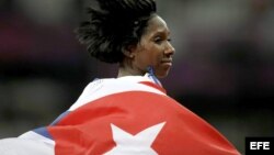 La cubana Yarisley Silva celebra la plata en salto de pértiga en el Estadio Olímpico de Londres, Reino Unido. Foto Archivo.