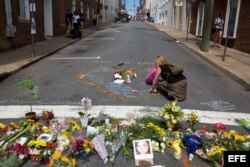 Tributos a las víctimas en estallido de violencia en Charlottesville.