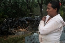 Una mujer observa su casa completamente destruida por la tormenta, en Siuna, Nicaragua. (AP Photo/Carlos Herrera)