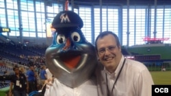 José Pepé Lacayo junto a la mascota de los Marlins