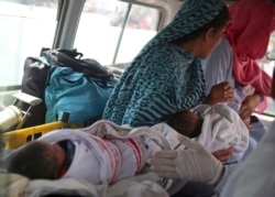 Varios recién nacidos son trasladados en una ambulancia tras el ataque contra la sala de maternidad de un hospital en Kabul, Afganistán, el 12 de mayo del 2020.