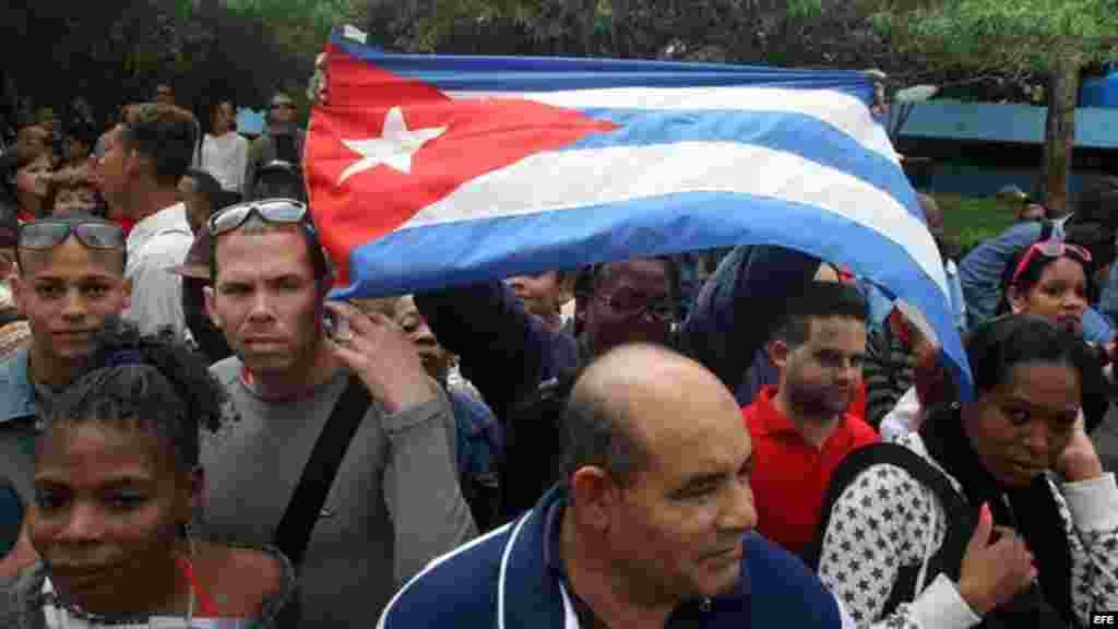 Varias personas gritan consignas a favor de Gobierno cubano durante una manifestación de las Damas de Blanco.