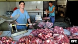 Archivo - Dos hombres venden carne en La Habana (Cuba). 