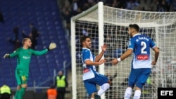 El centrocampista del RCD Espanyol Óscar Melendo (c) celebra su gol frente al FC Barcelona.