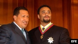 Hugo Chávez (i), posa con el lanzador venezolano Johan Santana (d), ganador del premio Cy Young de la Liga Americana en 2012. Archivo.