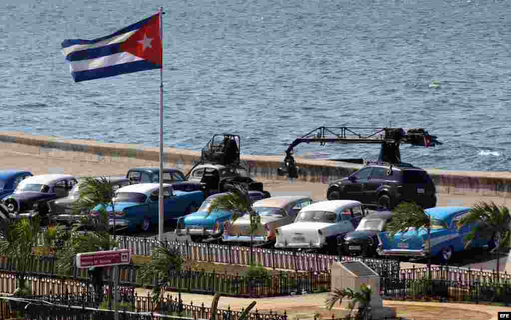 Rodaje de "Fast and Furious" atrae a curiosos y provoca atascos en La Habana.