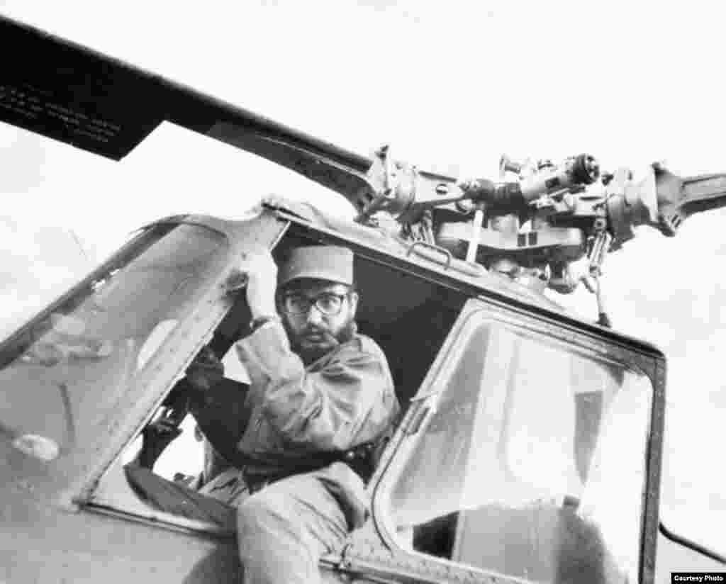 Fidel Castro bajando de un helicóptero soviético I-4. Estas aeronaves y los MI-8 le trasladaban y aprovisionaban a Cayo Piedra. (Luis Domínguez)