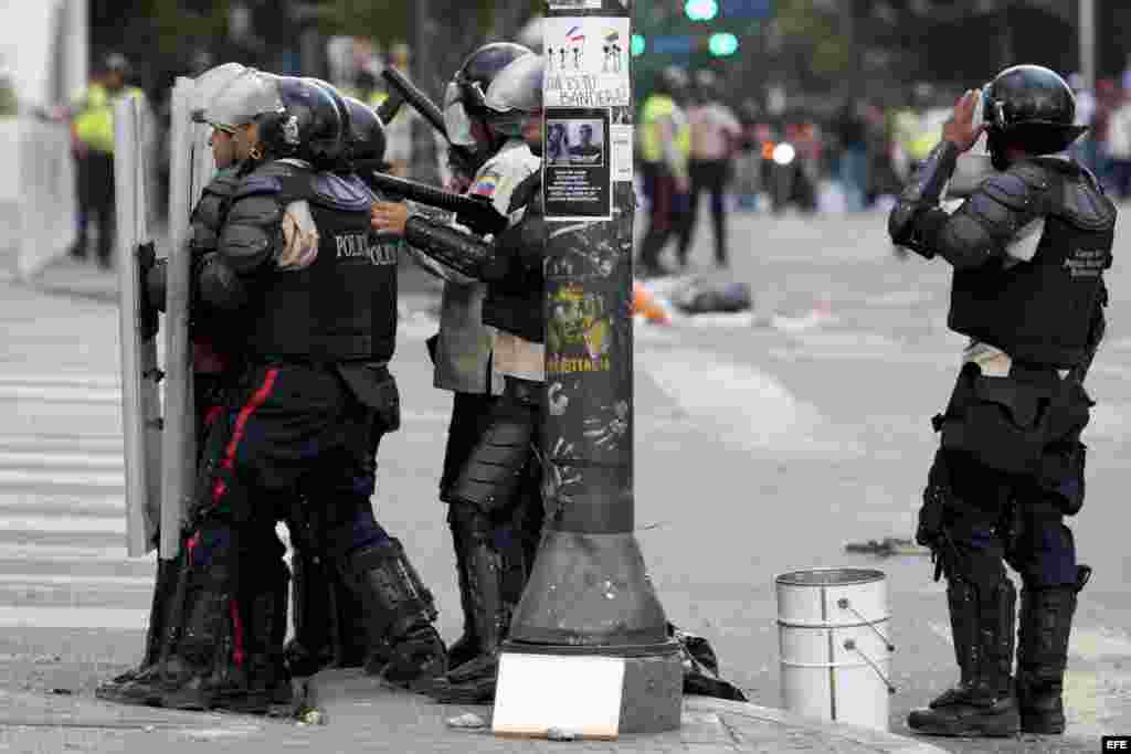 Las detenciones se registraron luego de que un grupo, que había bloqueado una avenida en la turística Plaza Altamira, trataba de dialogar con los uniformados y desde el grupo de manifestantes fue lanzada una bomba incendiaria, lo que rompió la negociación.