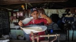 Un vendedor despacha arroz en una bodega estatal en Cuba. (Yamil Lage/AFP/Archivo)