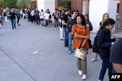 Votantes hacen fila en la Universidad Estatal de Arizona, en el día de las elecciones. (Rebecca Noble/AFP)