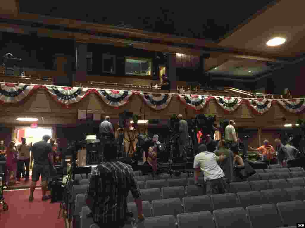 El teatro Manuel Artime de Miami a la espera del Presidente Donald Trump. Foto Alvaro Alba