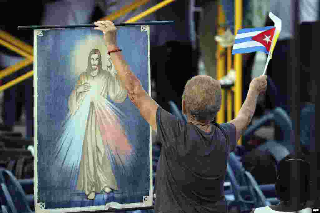 Finalizando la homilía el Sucesor de Pedro invitó al santo Pueblo fiel de Dios que camina en Cuba, &ldquo;pueblo que tiene gusto por la fiesta, por la amistad, por las cosas bellas, pero que también tiene heridas&rdquo;.