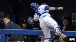 El receptor de Azulejos J.P. Arencibia durante la segunda entrada de un partido ante Yanquis. 