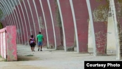 En el antiguo Parque Martí, frente al MINREX, las parejas entran y salen constantemente (E.P. Chang). 