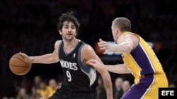  El jugador de los Timberwolves Ricky Rubio (izda) lucha por el balón con Steve Blake (dcha) de los Lakers durante el partido de la NBA que les enfrentó en Los Ángeles el 28 de febrero.