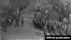 "Help us bust the bigest trust by smoking Union made cigars", un desfile de Labor Day . Copyright 1908 by W. A. Keys. Library of Congress