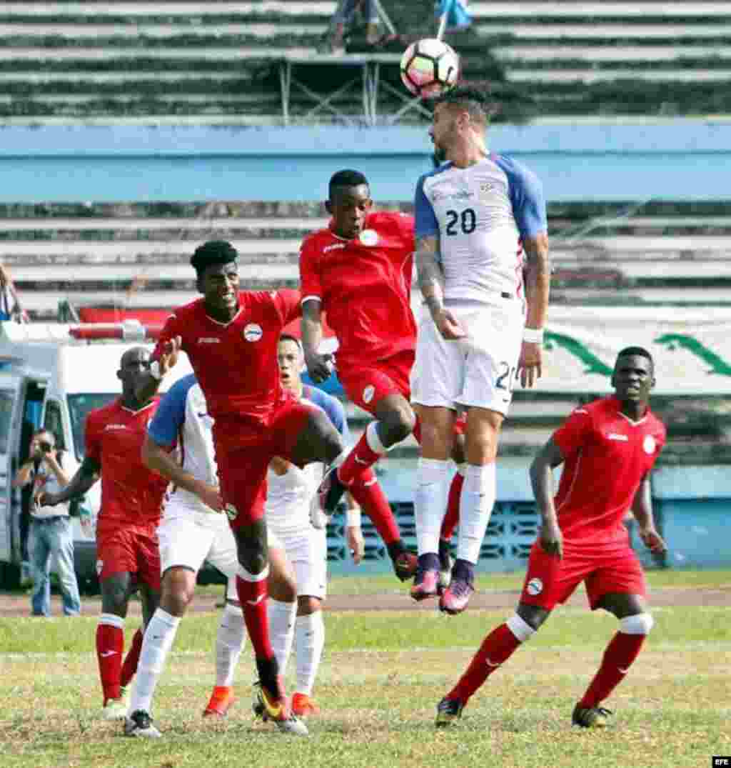 Alberto Gómez (d) de Cuba ante Chandler Timmy (i) de EE.UU., el 7 de octubre de 2016, durante el partido amistoso de fútbol entre Cuba y Estados Unidos, en el Estadio Pedro Marrero en La Habana. &nbsp;