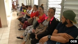 Cubanos esperan ser atendidos en hospital de Guyana para chequeo exigido en trámite migratorio. (Foto: Rodolfo Hernández)