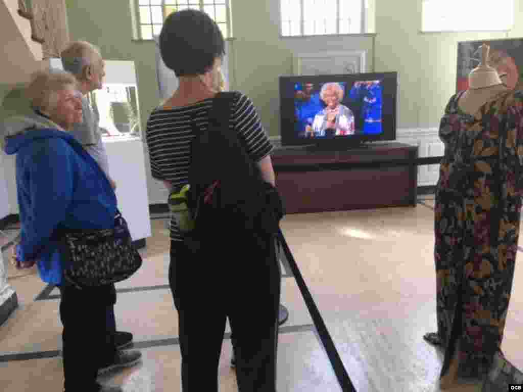 Asistentes a la exhibición en el Cementerio Woodlawn miran un documental sobre la vida de Celia Cruz. (Foto: Carmen María Rodríguez)