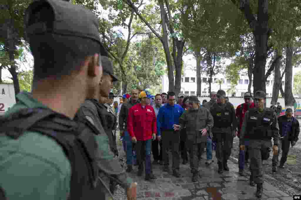 Fotografía cedida por Prensa de Vicepresidencia de Venezuela donde del vicepresidente venezolano, Jorge Arreaza (c), hablando con el gobernador del estado Táchira, José Gregorio Vielma Mora (c-i), hoy, domingo 23 de agosto del 2015, en la ciudad de San An