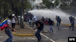 AL MENOS DOS HERIDOS EN CHOQUES ENTRE ESTUDIANTES Y POLICÍAS EN CARACAS